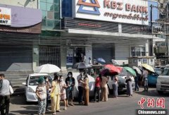 缅甸仰光机场将关闭至4月底 银行关闭民众街头排队提款~