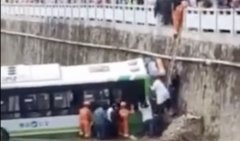 402cc永利手机版:阳江公交车坠入水沟9人受伤！司机已被控制