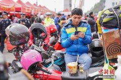 永乐国际 官方网站 app:疫情下的春节返乡路：摩托车“大军”变