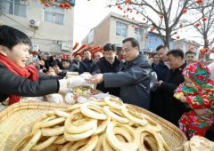 博狗网站:李克强山西运城赶年集，一路下来买了四种年货