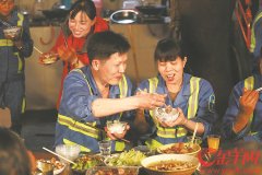 必威西蒙体育群:留在广州过年的这群环卫工 每家炒一道家乡菜